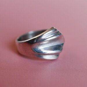 Wavy pleated fishtail ring